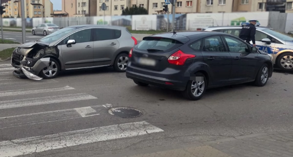 Awaria sygnalizacji. Na skrzyżowaniu zderzyły się trzy pojazdy. Dwóch kierowców w poważnych tarapatach [zdjęcia]