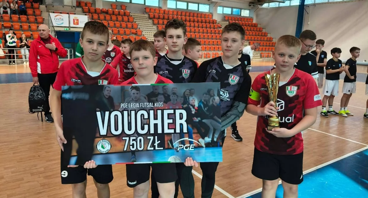 Młodzi piłkarze MKS-u Ciechanów na podium finałowego turnieju Legia Futsal Kids [zdjęcia]