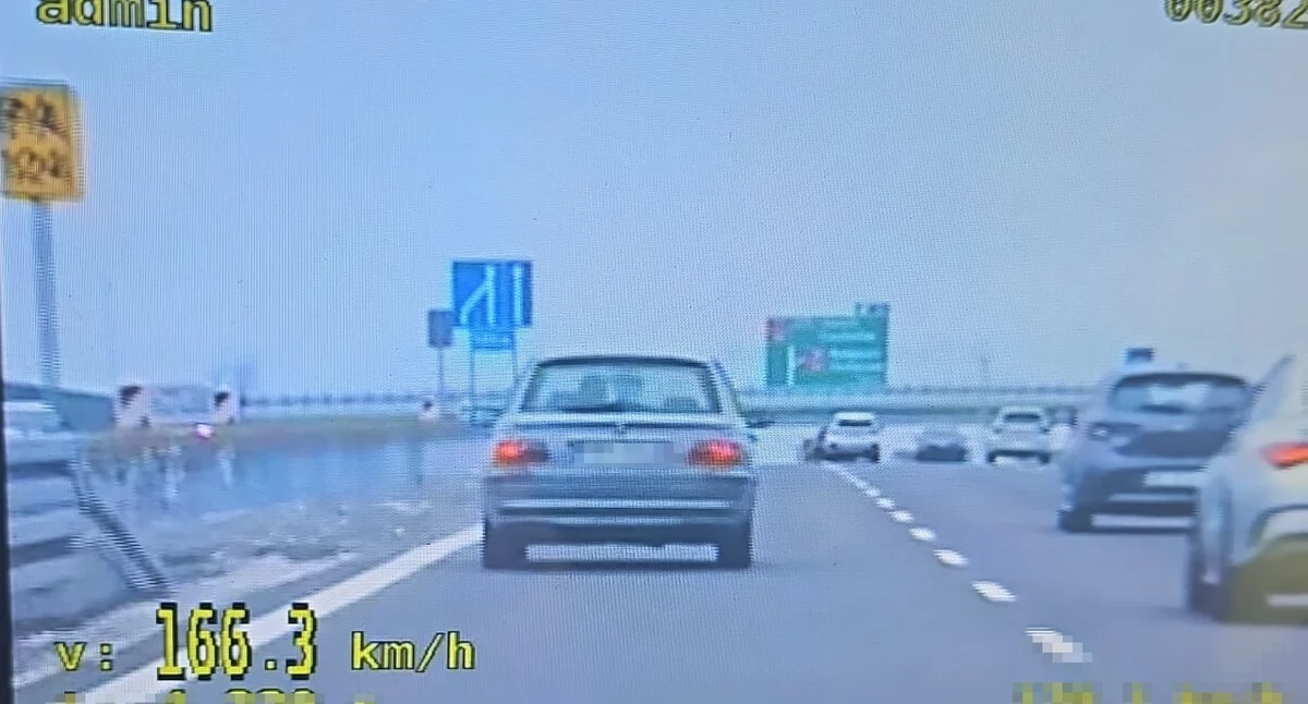 Pędził o 66 km/h za szybko. Był poszukiwany i złamał sądowy zakaz