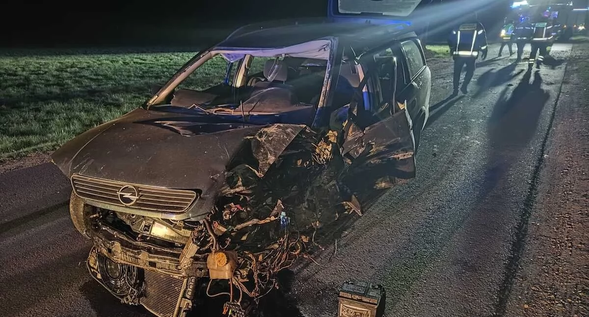 Rozbite auto na środku drogi. Jedna osoba została ranna [zdjęcia]