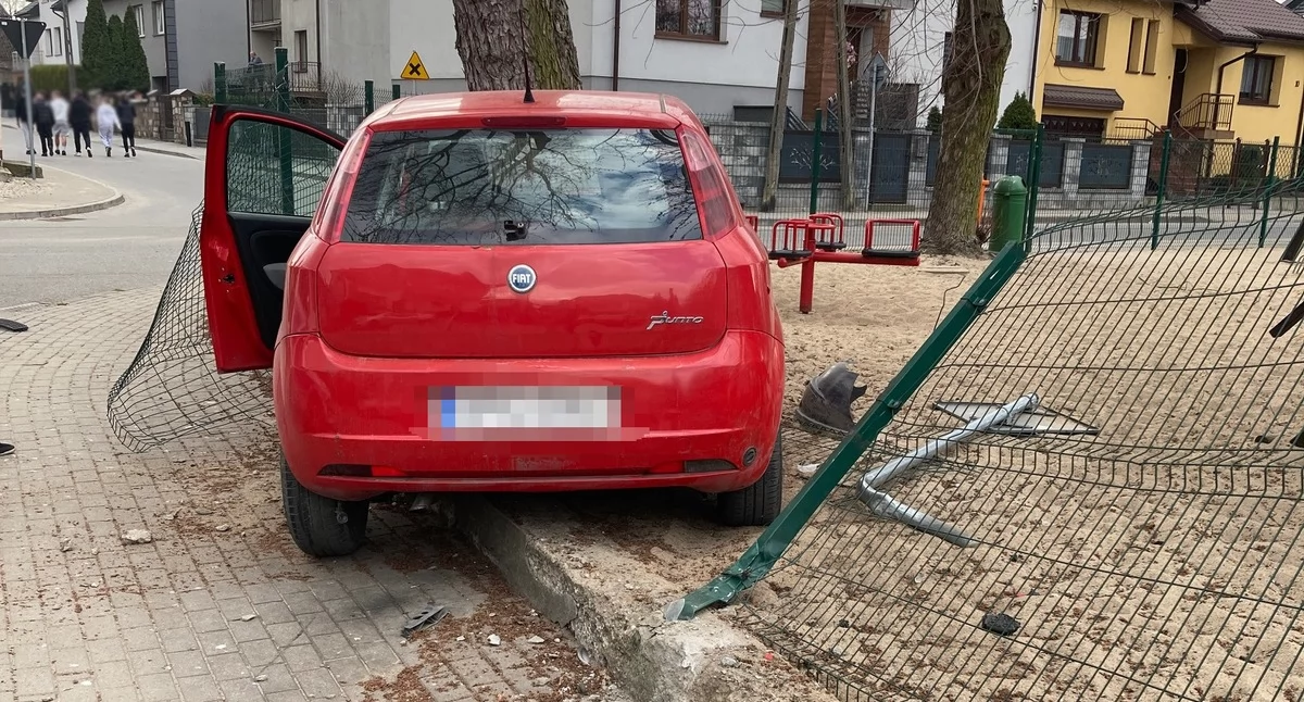 Wjechał na chodnik, staranował ogrodzenie placu zabaw i uderzył w drzewo