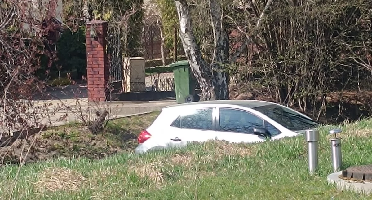 W Ciechanowie samochód wjechał do rowu. Kierowca i pasażerka nie mogli wydostać się z auta