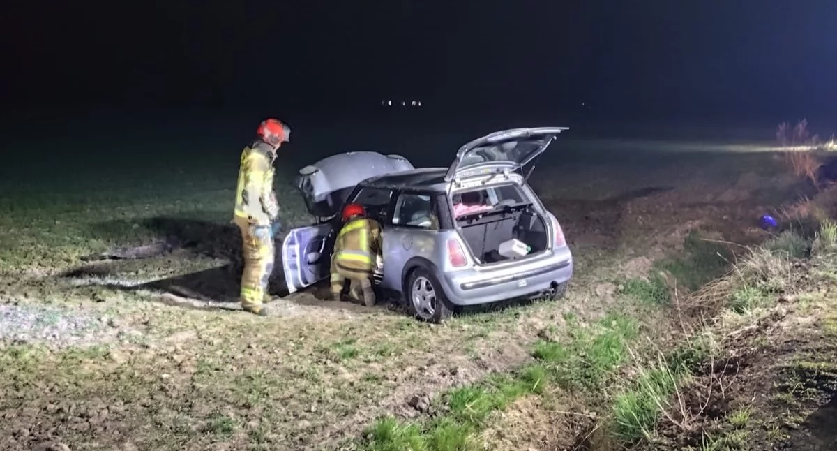 Przejechał przez rów i dachował na polu [zdjęcia]