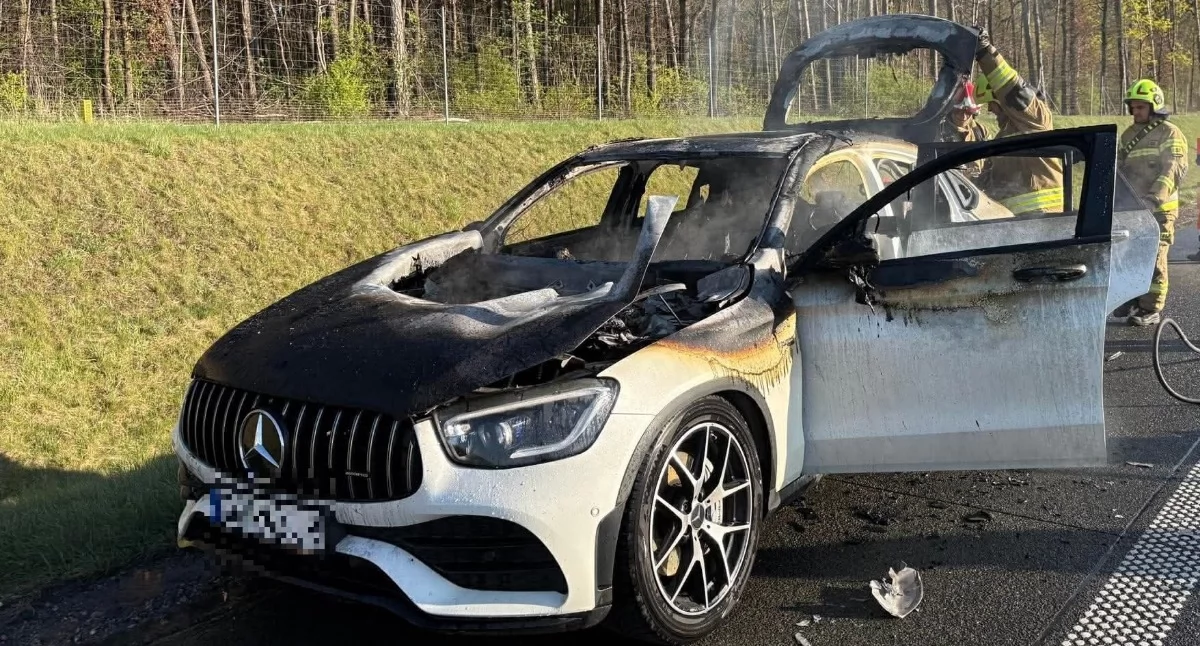 Mercedes zapalił się w czasie jazdy. Kilkaset tysięcy złotych strat po pożarze pod Glinojeckiem [zdjęcia]