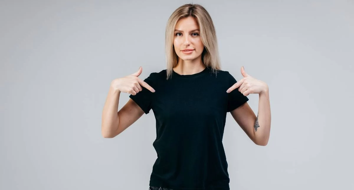 T-shirty damskie w stylizacjach - jak nosić je na co dzień, żeby wyglądać modnie?