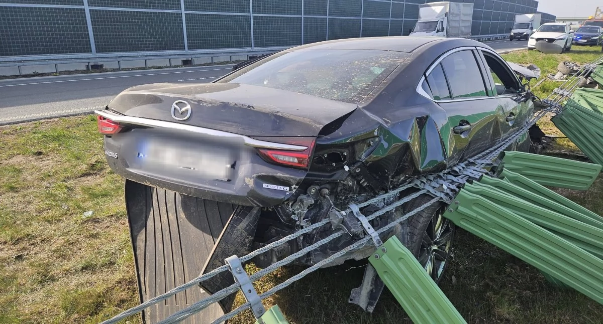 Chciał ominąć przeszkodę, zderzył się z ciężarówką [zdjęcia]