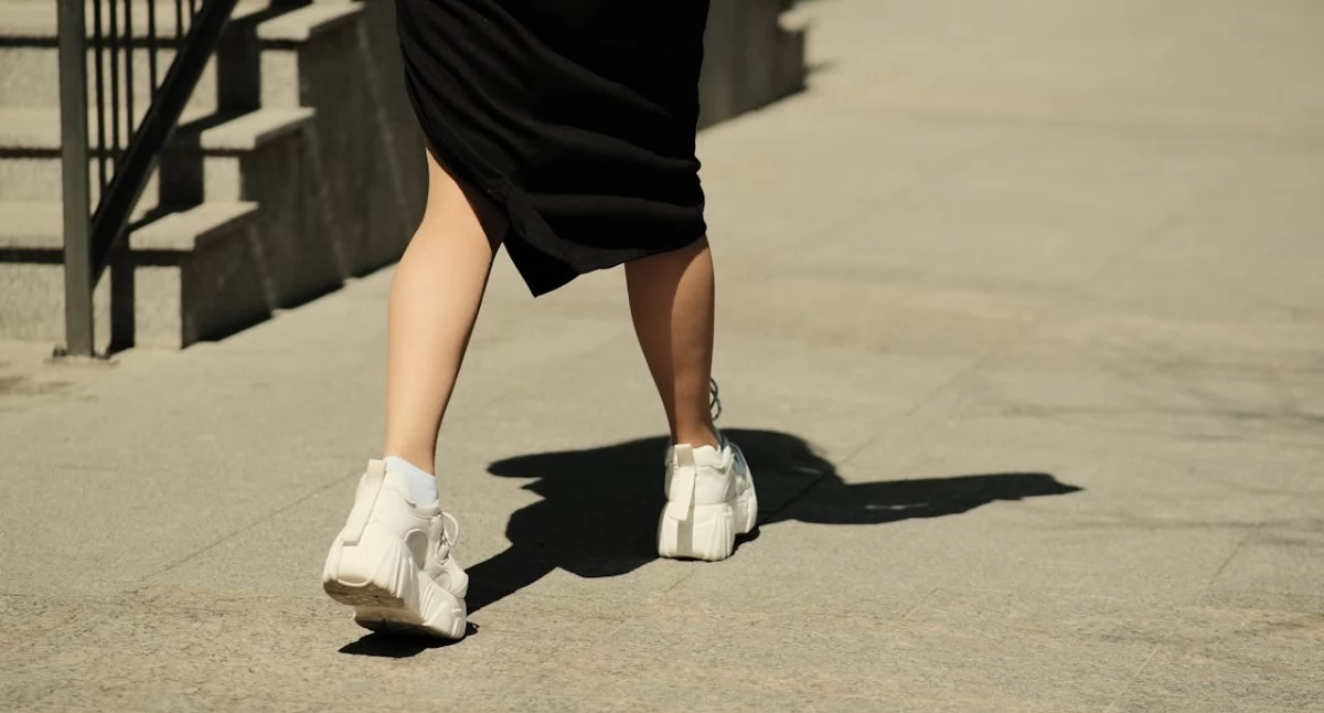Od gładkiej skóry po miękki zamsz. Przewodnik po sneakersach