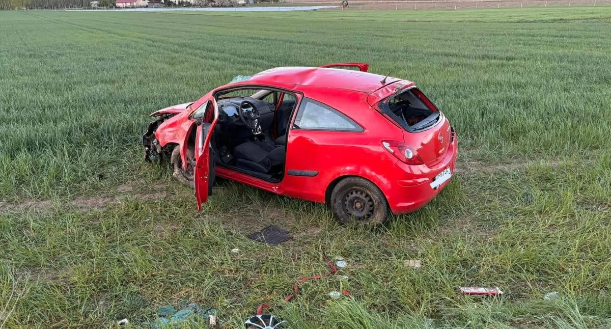 Trzy osoby ranne po dachowaniu opla [zdjęcia]
