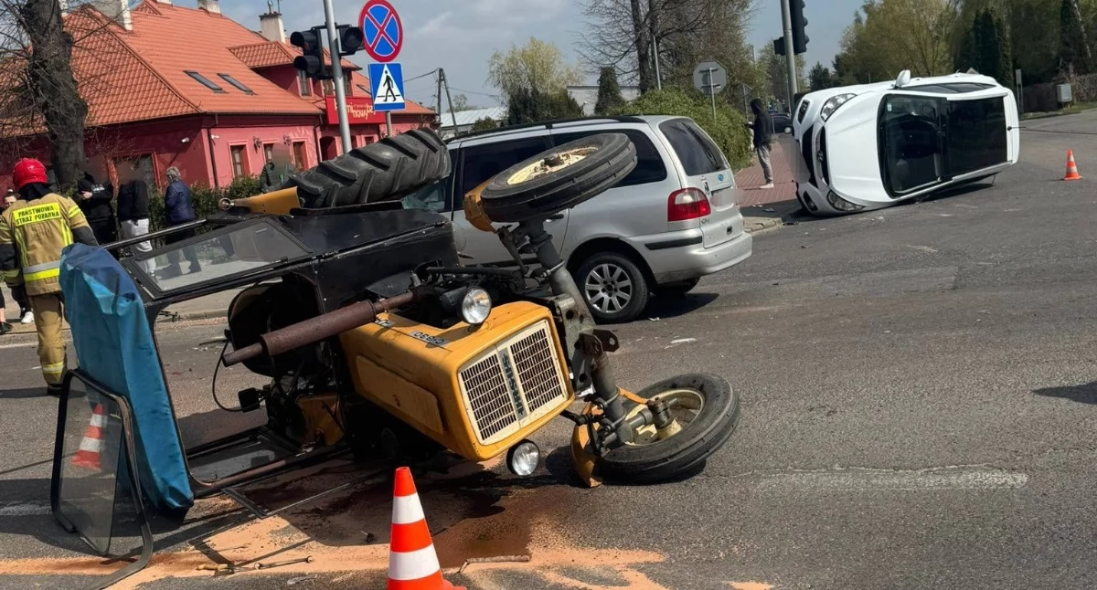Zderzenie dwóch osobówek i ciągnika na skrzyżowaniu [zdjęcia]