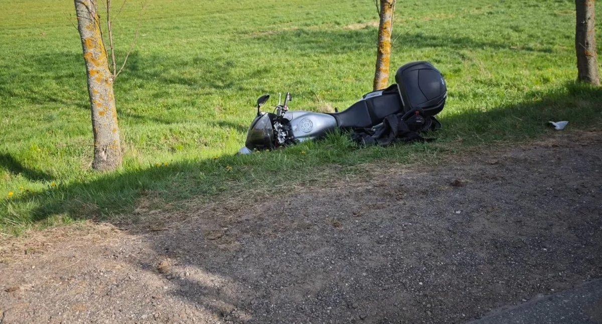 Wypadek dwóch motocykli i samochodu osobowego