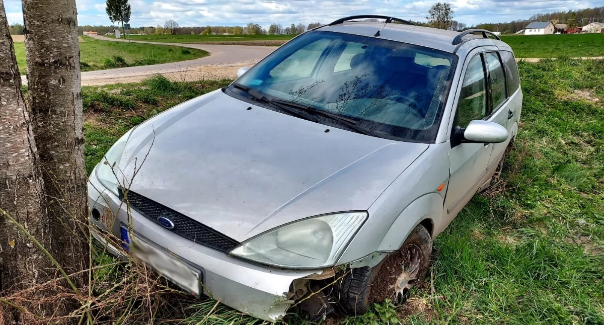 Ford uderzył w drzewo. Kierowca miał ponad 3 promile