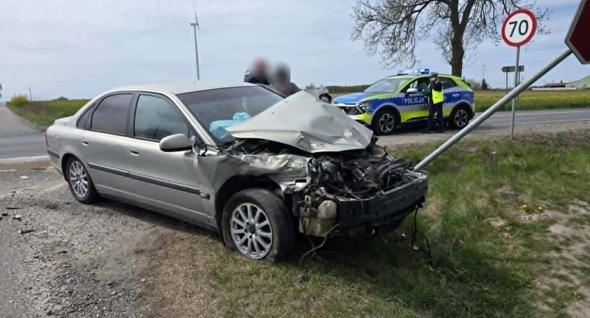 Dwie osoby ranne w wypadku. Ciężarówka uderzyła w volvo [zdjęcia]