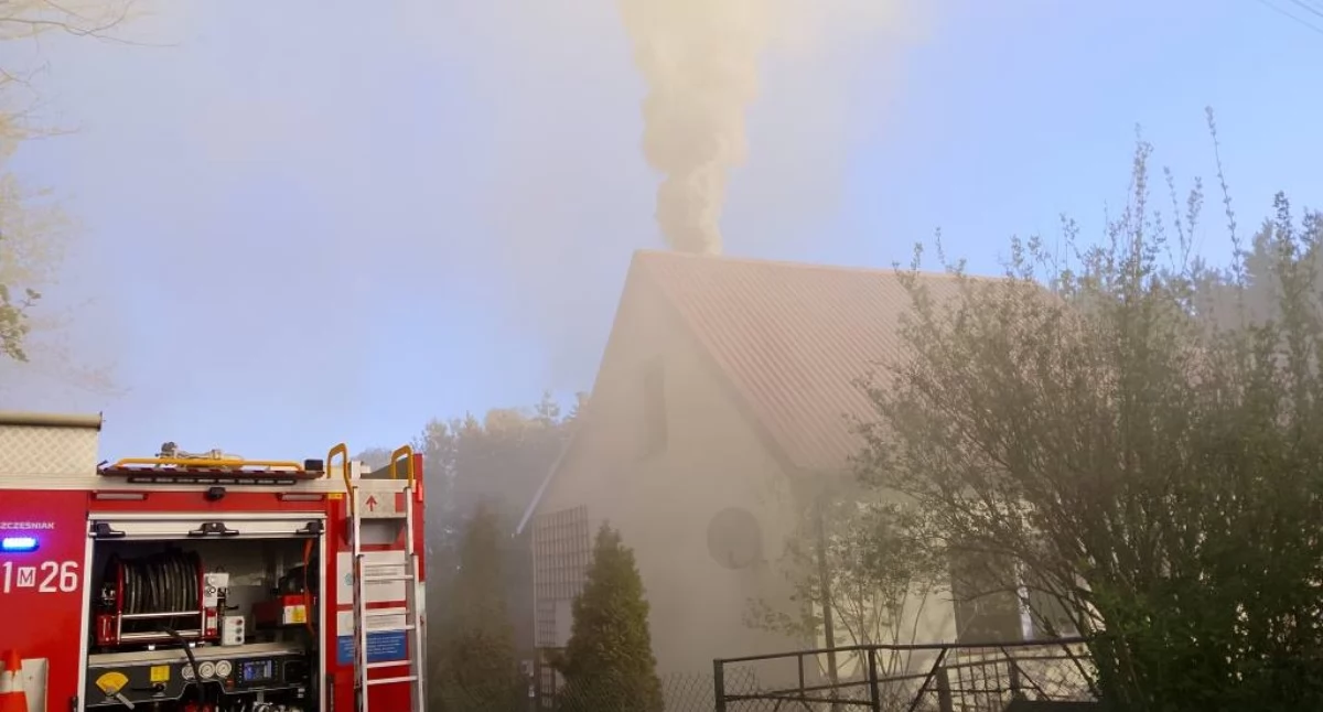 Pożar domu w okolicy Ciechanowa. Straty sięgają 100 tysięcy złotych [zdjęcia]
