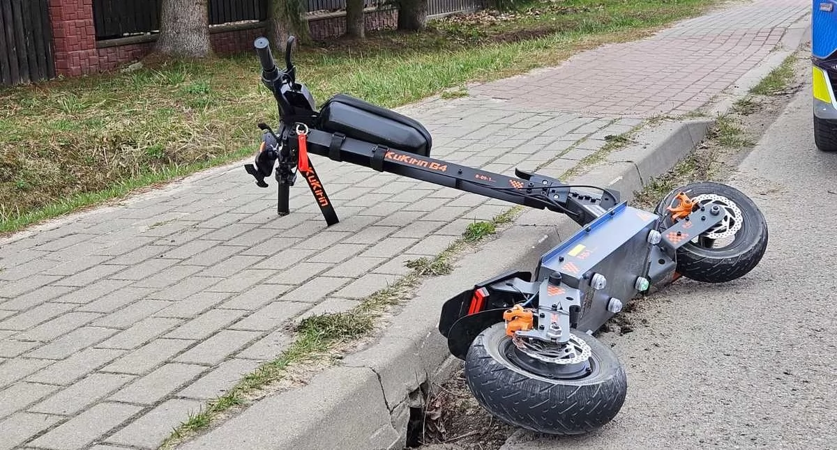 Wyprzedzał na hulajnodze, zderzył się z samochodem