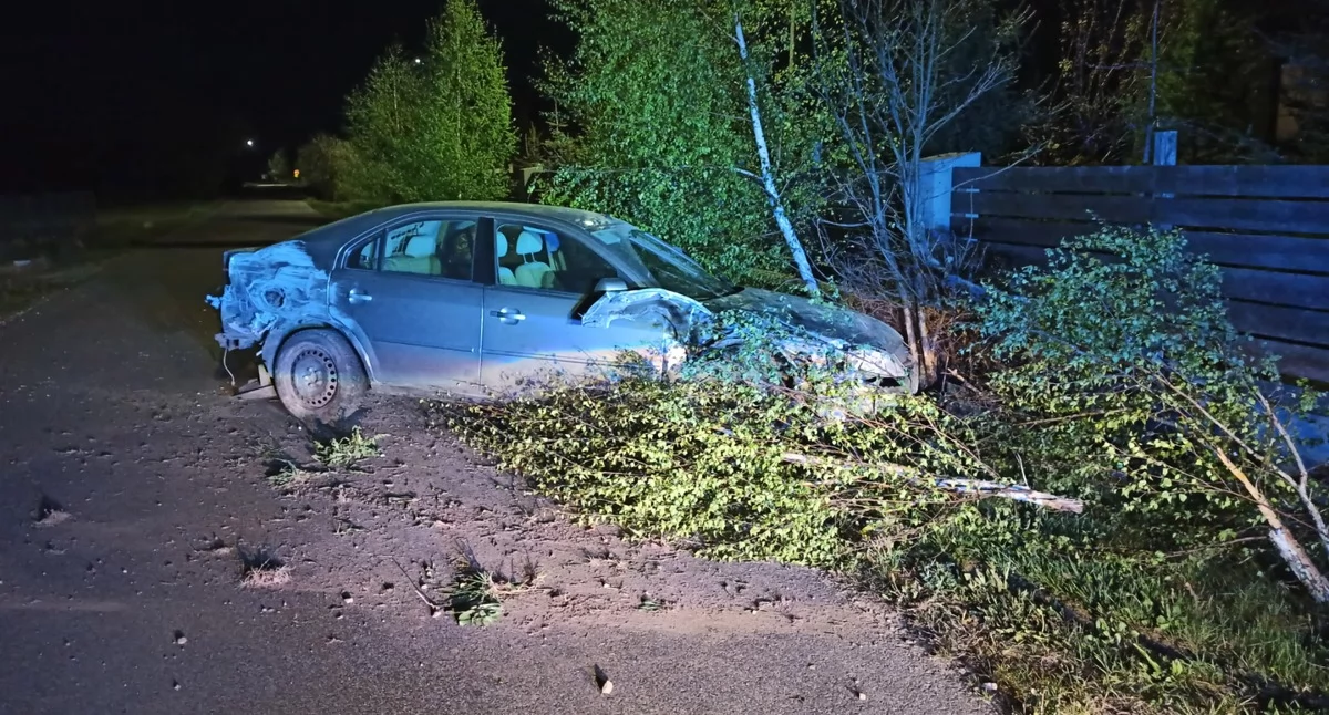 Ukradł śpiącemu koledze kluczyki i rozbił jego auto. 23-latek z zarzutami [zdjęcia]