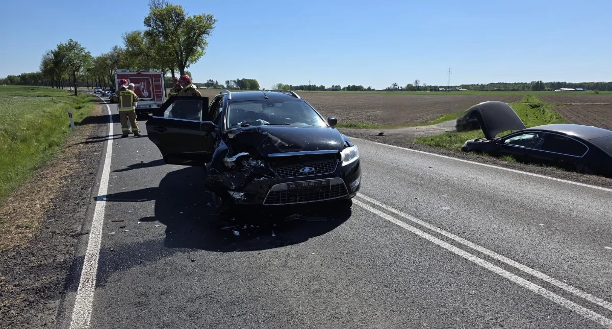 Wypadek podczas wyprzedzania. Poszkodowana młoda kobieta [zdjęcia]