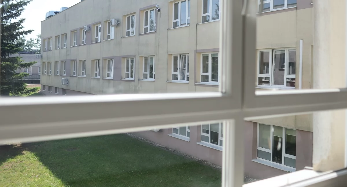 Bezdomni koczują na terenie szpitala w Ciechanowie. Jak im pomóc?