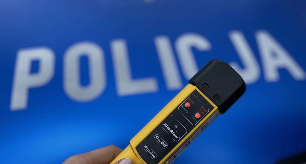 Jechał autem od boku do boku. Gdy zatrzymał go świadek, uciekł w zarośla