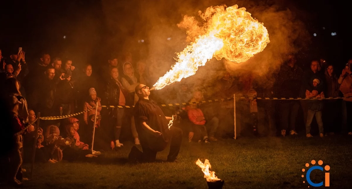 Pokaz Teatru Ognia w Gołotczyźnie przyciągnął widzów [zdjęcia/wideo]