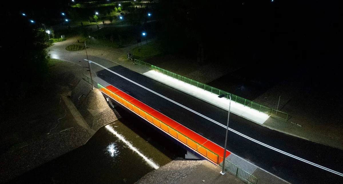 Kierowcy i piesi mogą już korzystać z nowego mostu w Ciechanowie. Przeprawa została otwarta