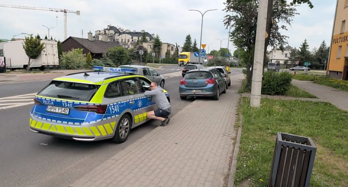 Zderzenie pojazdów przy rondzie w centrum Ciechanowa [zdjęcia]