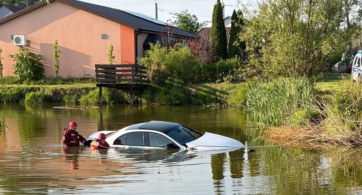 Mercedes wjechał do stawu, bo ... kierowca regulował radio [zdjęcia]