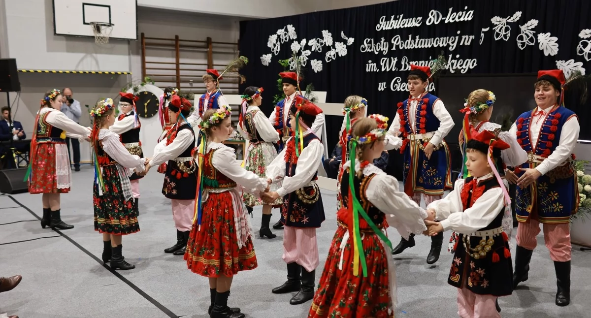 Szkoła Podstawowa nr 5 w Ciechanowie świętowała dębowy jubileusz [zdjęcia]