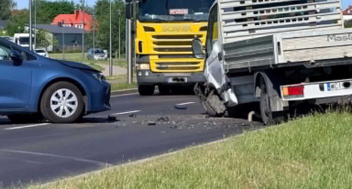 AKTUALIZACJA: Wypadek na wysokości centrum handlowego w Ciechanowie [zdjęcia]