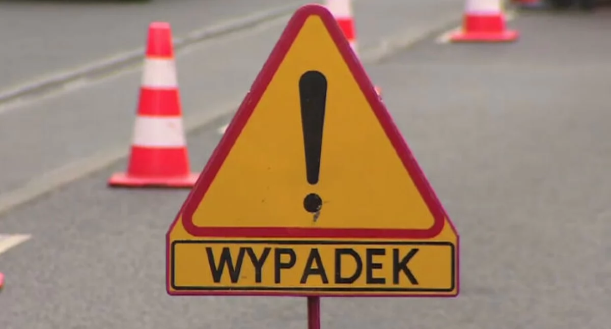 Uderzyła w zaparkowane auto i ogrodzenie posesji. Groźne zdarzenie w Ciechanowie