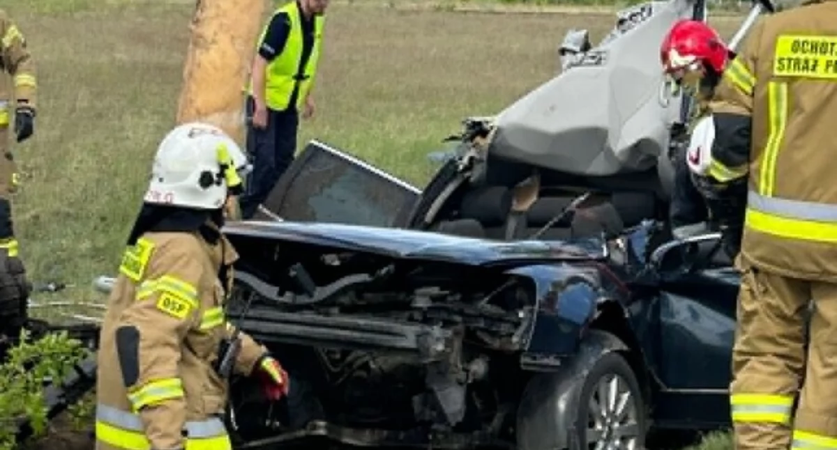 Dramatyczna akcja ratownicza. Nie żyje kierowca volkswagena [zdjęcia]