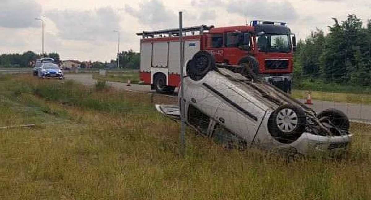 Poranne dachowanie osobówki. Jedna osoba trafiła do szpitala [zdjęcia]