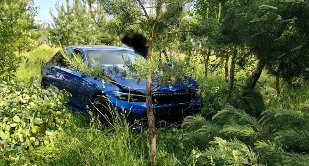 Nastolatek w BMW wypadł z drogi na pętli miejskiej w Ciechanowie. Uderzył w kilka drzew