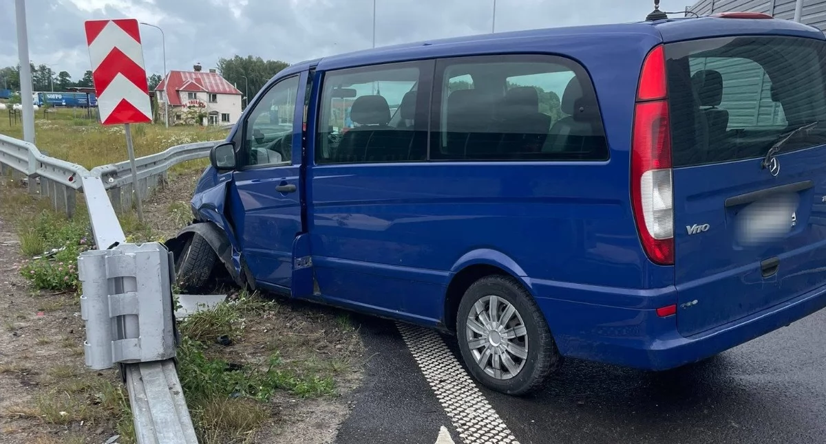 Zdarzenie drogowe z udziałem busa. Jedna osoba poszkodowana