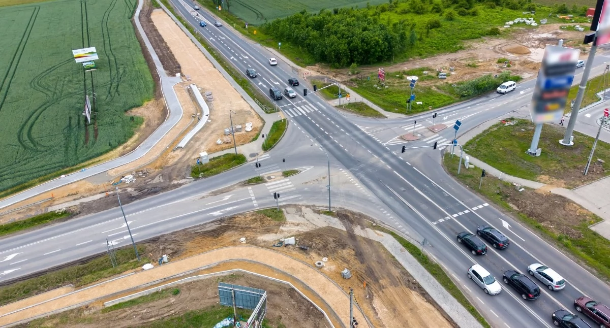 Rusza budowa ronda przy centrum handlowym koło Ciechanowa. Będą utrudnienia w ruchu