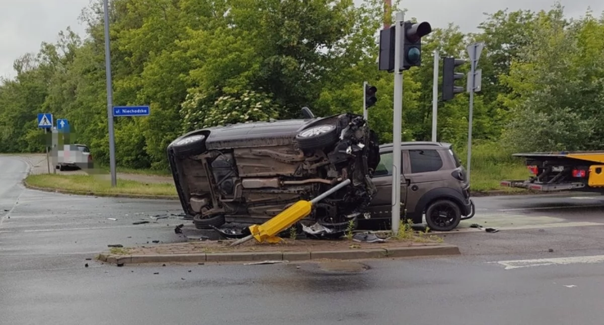 Zderzenie trzech pojazdów w Ciechanowie. Trwa postępowanie policji [zdjęcia]