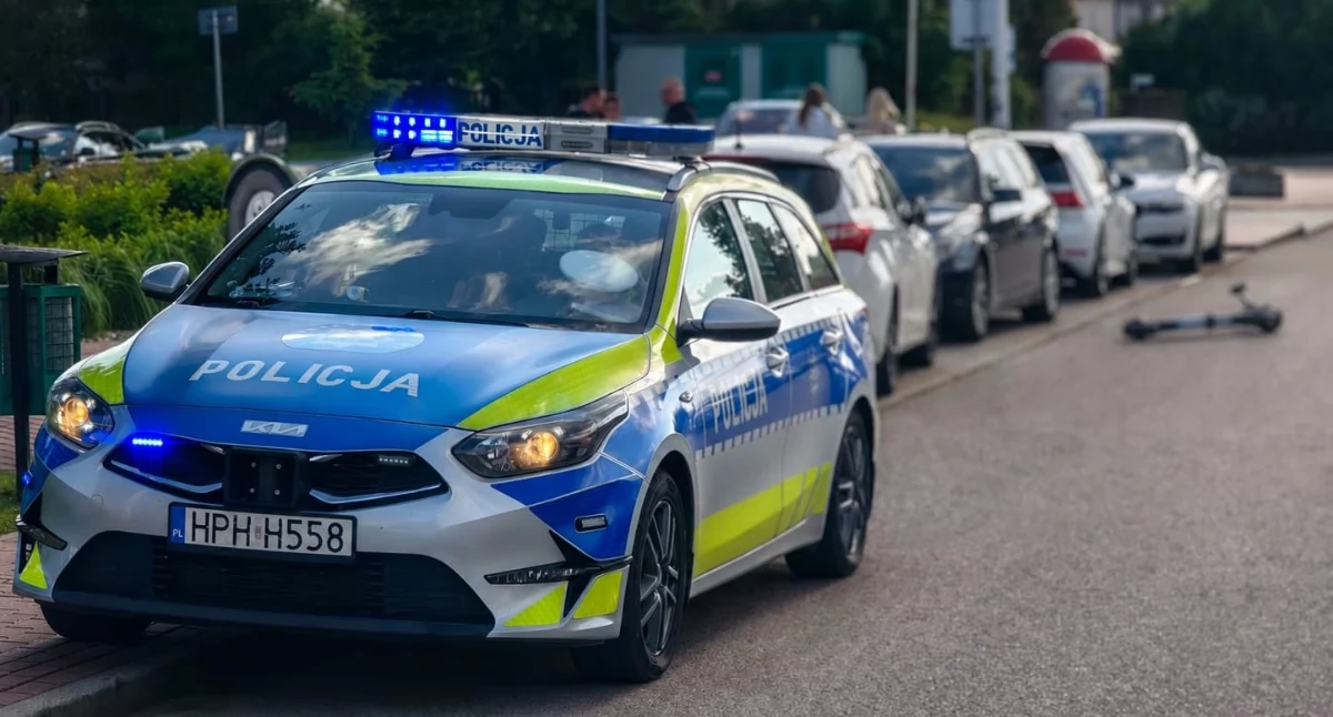 Nastolatek na hulajnodze uderzył w samochód