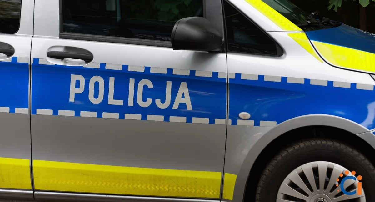 Driftował i zatrzymał się tuż przed maską radiowozu. Młody kierowca pożegnał się z prawem jazdy