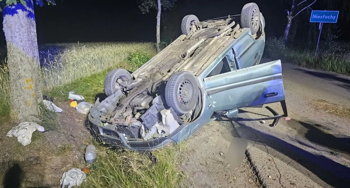 Groźne zdarzenie pod Ciechanowem. Dachowało auto, poszkodowana nastolatka [zdjęcia]