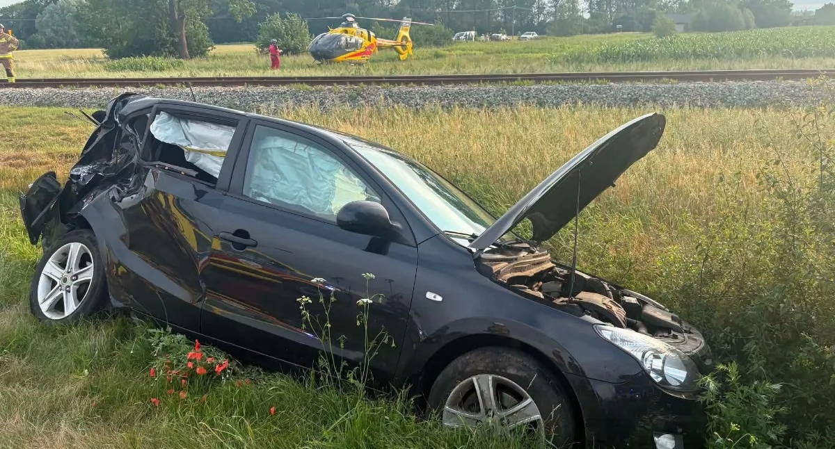 Wypadek na przejeździe kolejowym. Poszkodowana młoda kobieta [zdjęcia]