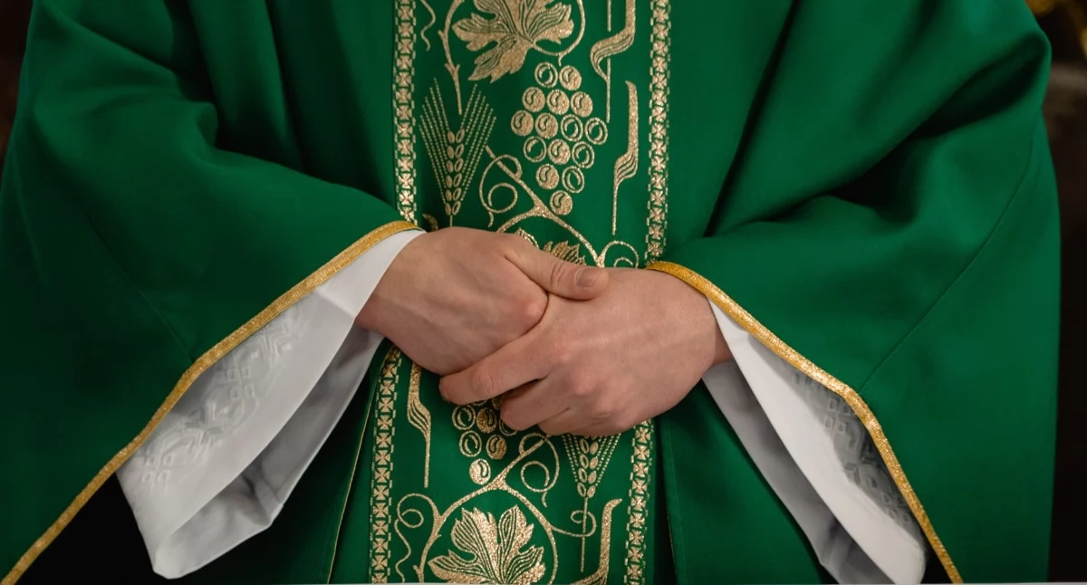 Ornaty kapłańskie – tradycja, rzemiosło i piękno liturgicznych tkanin