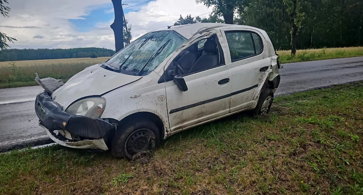 Pilne! Dachowanie Toyoty. Jedna osoba została ranna [zdjęcia]