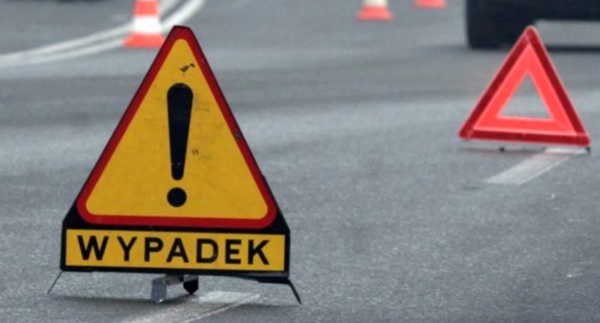 Zderzenie auta z rowerzystą na rondzie w Ciechanowie. Sprawca trafił do szpitala