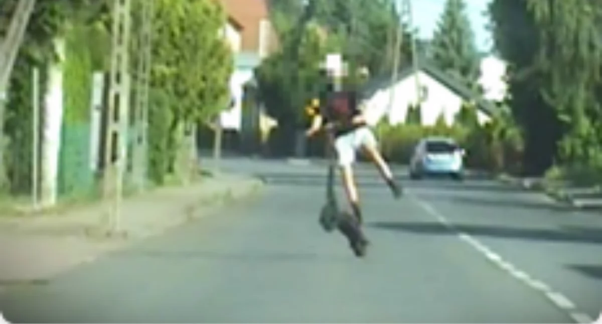 Niebezpieczne popisy nastolatka na hulajnodze na ruchliwej drodze [wideo]