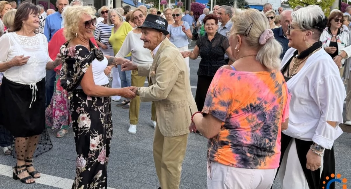 Kilkuset seniorów tańczyło na terenie Zielonego Targu w Ciechanowie [zdjęcia]