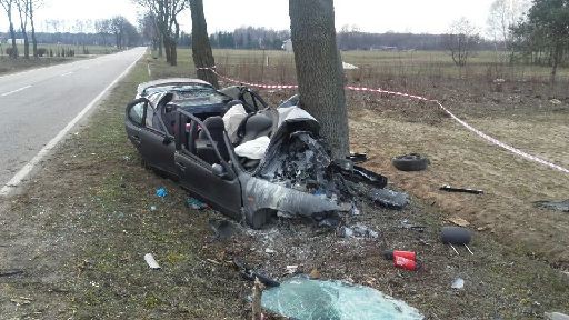 Seat uderzył w drzewo. 20-letni kierowca ciężko ranny
