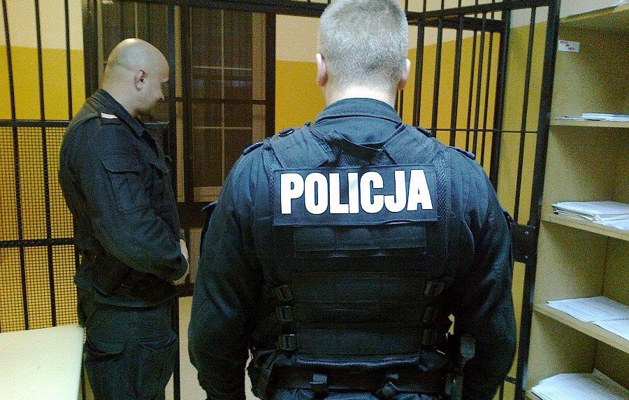 Bili metalowymi rurkami. Trzech młodych mężczyzn zatrzymanych po pościgu