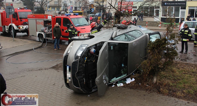 Osobówka na boku w centrum Ciechanowa. Wcześniej uderzyła w inne auto (wideo/zdjęcia)