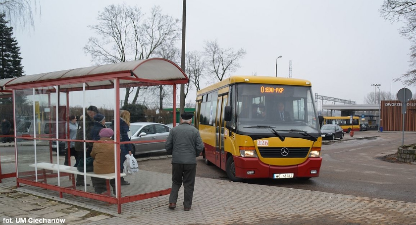 Autobusy niedopasowane do pociągów. Mieszkańcy narzekają, ZKM reaguje