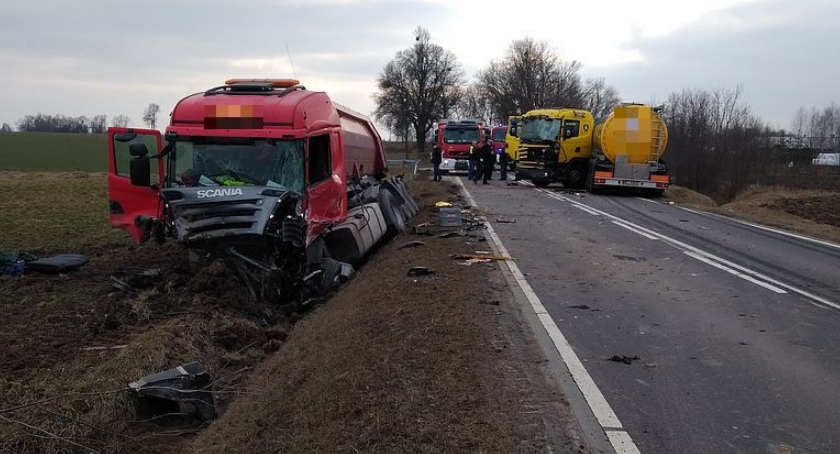 Czołowe zderzenie ciężarówek z ciechanowskich firm (zdjęcia)