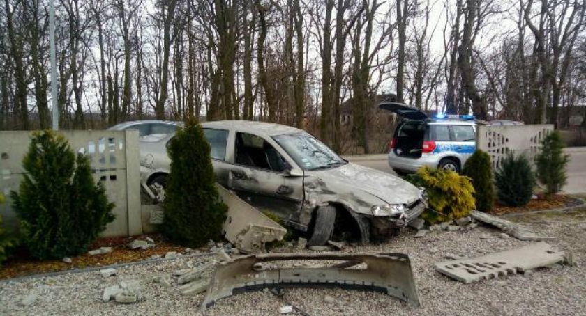 Wjechał Oplem w betonowy płot. Miał ponad 3 promile!